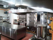 大型食堂蜜桃AV在线免费设备生产厂家告诉你商用厨具为什么要选择不锈钢材质?