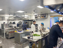 成都学校食堂厨具蜜桃AV在线免费设备生产厂家告诉你选择商用厨具的注意事项